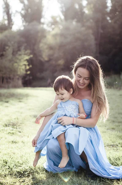 Charmante moeder met kleine dochter — Stockfoto