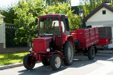 house yakınındaki kırmızı traktör