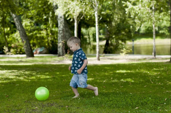 Anak kecil bermain dengan bola — Stok Foto