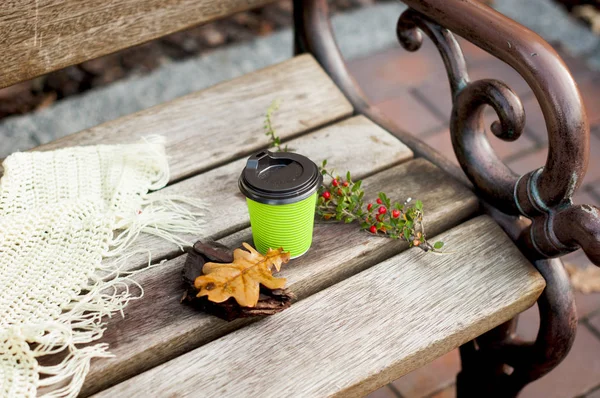 Café em uma xícara ondulada verde — Fotografia de Stock