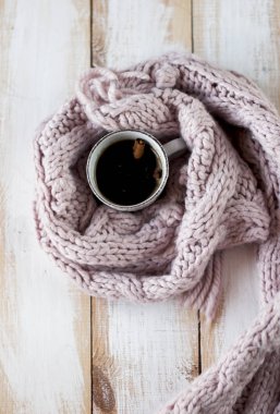 düz yatıyordu fincan kahve örme eşarp tarafından çerçeveli 