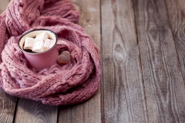 Uma xícara de café com marshmallow e doces de geleia — Fotografia de Stock