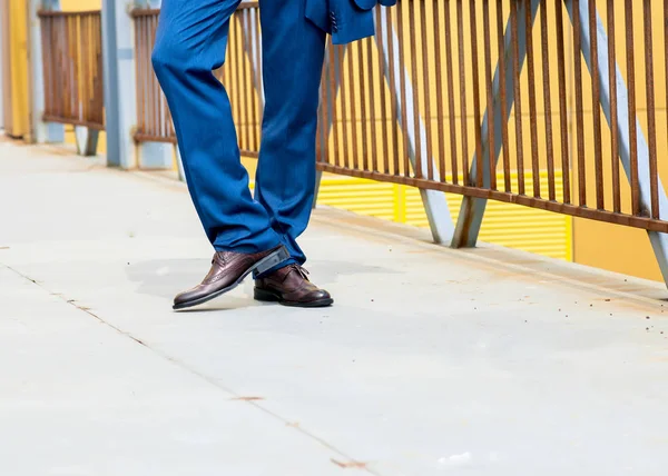 Homme Porte Pantalon Bleu Avec Des Chaussures Marron — Photo