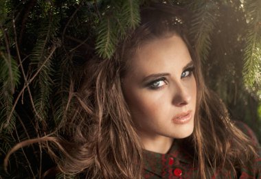 Mavi gözleri ve Ladin karışık saç sevimli kız