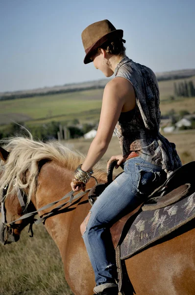 Fille Élégante Sur Cheval Dans Étape — Photo