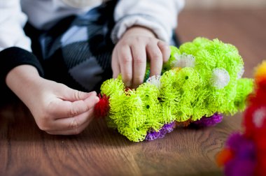 Alt katta kapalı Tasarımcısı Velcro ile oynuyor. Yeşil plastik rugby makineden oluşturur