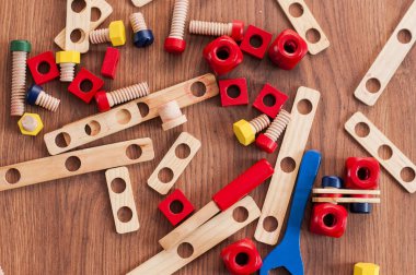  Çocuk Eko Oluşturucu düz kapalı laminat üzerinde yatıyordu.