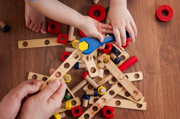 Padre Con Hijo Juega Constructor Madera Con Una Llave Pernos — Foto de Stock