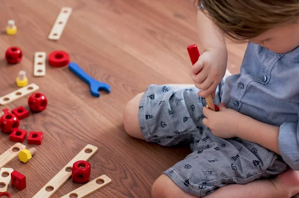 Niño Gira Tornillo Destornillador Madera Sentado Suelo — Foto de Stock