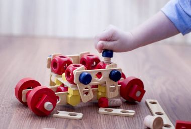 Çocuk cıvata Eko yapıcısının yapılmış ahşap bir makinenin içine katlanmış