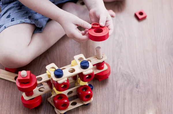 Niño Pone Escudo Rojo Madera Perno Constructor Madera Eco Para — Foto de Stock