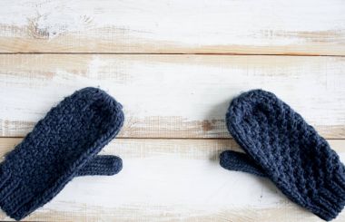 Beyaz ahşap kurullarında mavi eldivenler düz örme yatıyordu