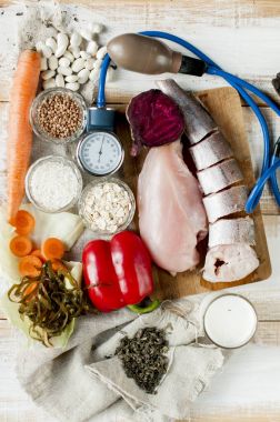  seçim yararlı ürün bir tansiyon tonometer, düz ile hipertansiyon için ahşap beyaz tahtalar üzerinde yatıyordu. 