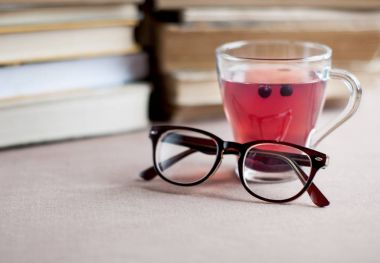 Kitapların arka plan gözlük cam kap Blueberry Çay
