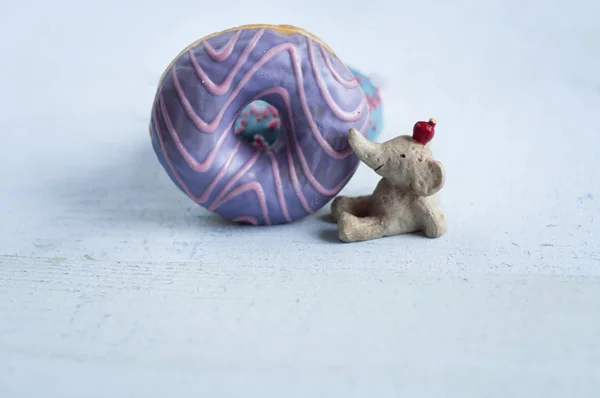 Två Glasade Donuts Med Elefant Figurin Ledigt Utrymme För Text — Stockfoto