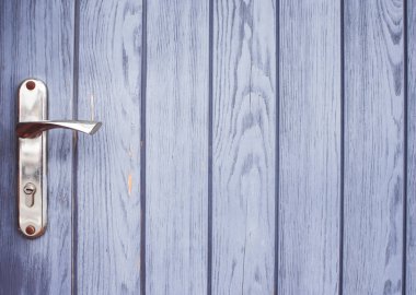 kilit ile metal kapı kolu. Metin için boş alan.