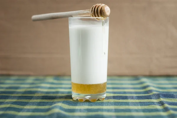 Ett Glas Mjölk Med Honung Och Träsked Dukar — Stockfoto