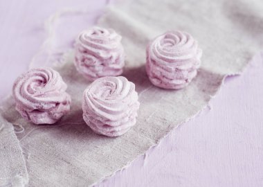 Yaban mersini hatmi gri pembe peçete üzerinde.