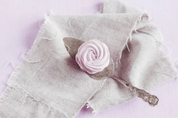 放在糕点匙上的蓝莓棉花糖平躺在灰色餐巾和粉红色背景 — 图库照片