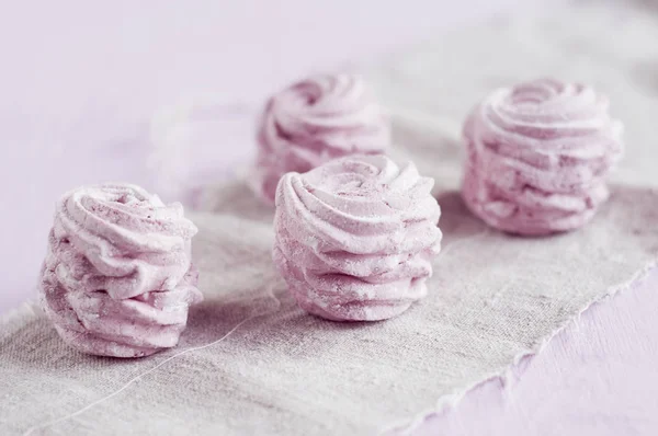 Marshmallow Baga Guardanapo Cinza Sobre Fundo Rosa — Fotografia de Stock