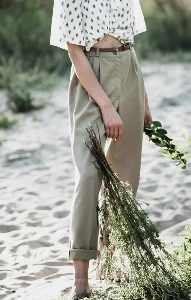 Een Stijlvolle Meisje Licht Beige Broek Stand Langs Het Zand — Stockfoto