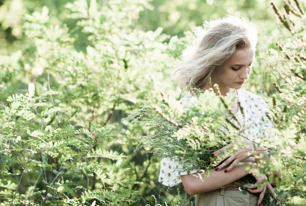 Portret Van Een Charmante Meisje Een Hoog Gras Bij Zonsondergang — Stockfoto