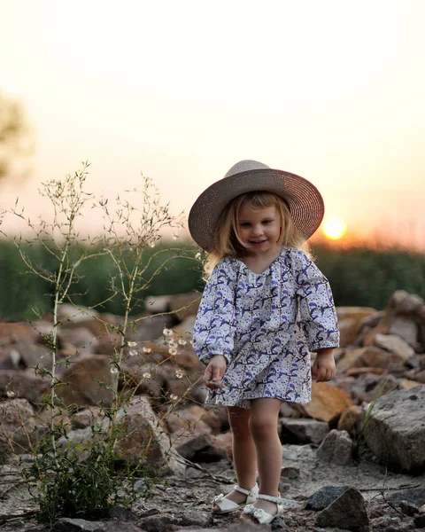 Niña Sonriente Sombrero Cerca Arbusto Flores Secas Una Costa Pedregosa — Foto de Stock