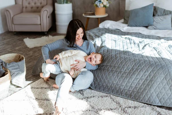 Giovane Madre Sta Divertendo Giocare Con Suo Piccolo Figlio Sul — Foto Stock