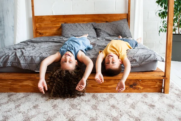 Fratello Sorella Giocare Letto Durante Quarantena — Foto Stock