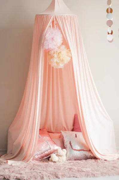Różowy Baldachim Poduszkami Wiszącym Pomponem — Zdjęcie stockowe