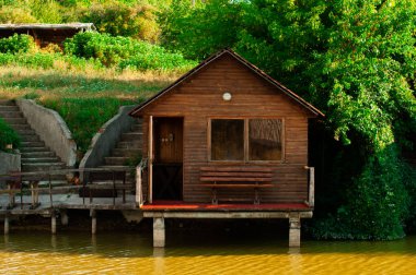 Balıkçının su kenarındaki ahşap evi.