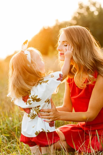 Little Girl Gently Touches Mom Chee — Stock Photo, Image