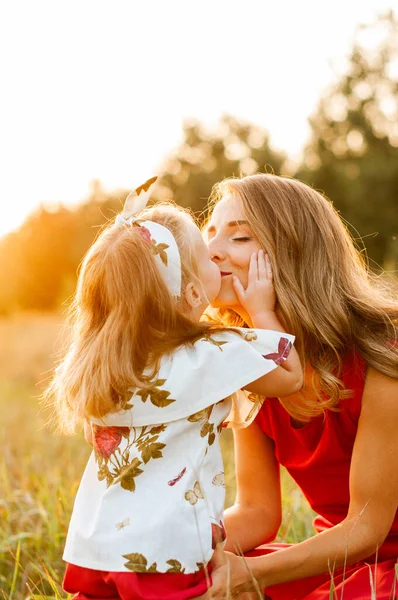 Little Daughter Kisses Mom Field Sunse — Stock Photo, Image