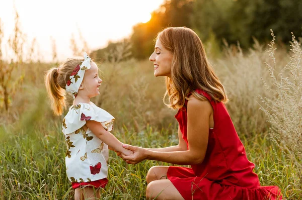 Joven Madre Encantadora Vestido Rojo Agachado Cerca Pequeña Hija Fiel — Foto de Stock