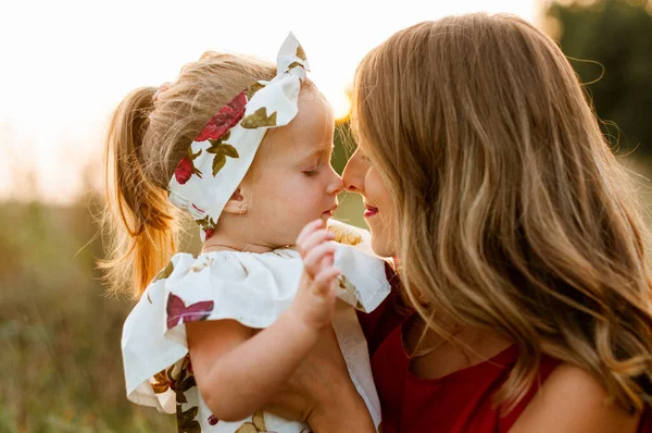 Bellissimo Ritratto Mamma Con Una Figlioletta — Foto Stock