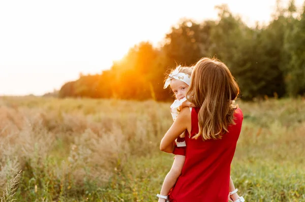 Joven Madre Con Vestido Rojo Lleva Sus Manos Una Pequeña — Foto de Stock