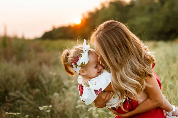 Attraente Mamma Vestito Rosso Sta Ridendo Con Una Piccola Figlia — Foto Stock