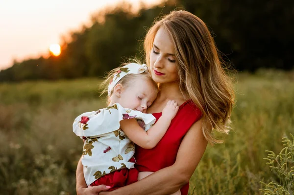 Kırmızı Elbiseli Genç Güzel Anne Doğada Kucağında Küçük Bir Kızı — Stok fotoğraf