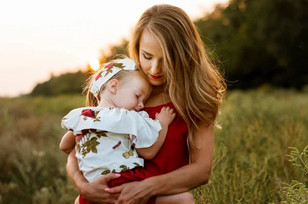 Giovane Bella Madre Abito Rosso Culla Una Piccola Figlia Tra — Foto Stock