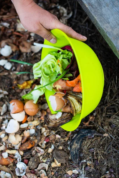 Mengomposisi Sisa Makanan Organik Untuk Tanaman Kebun — Stok Foto