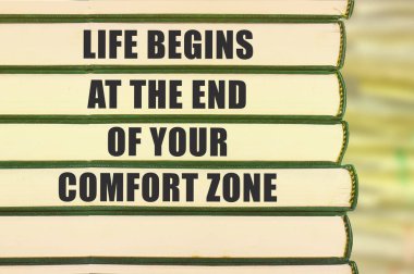 Kitaplar ve bulanıklık backgr yığını üzerinde ilham motive edici teklif