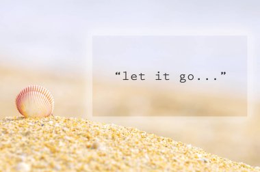 Kabuk midye kum üzerinde ilham motive edici teklif 