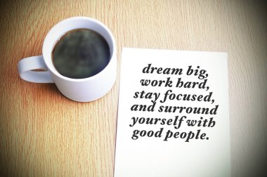Inspirational Alıntı kağıt üzerinde siyah kahve ile üzerinde motive