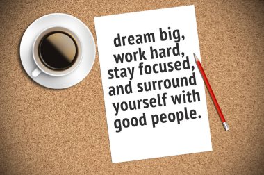 Inspirational Alıntı ile kahve, kalem kağıt üzerinde motive ve 