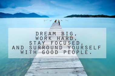 Inspirational Alıntı ahşap iskelesi uzun pozlama üzerinde motive 