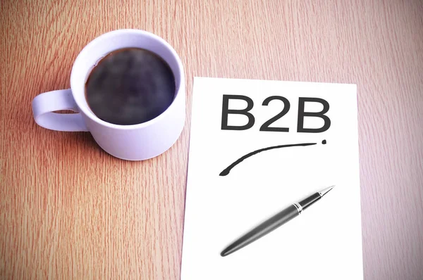 Καφέ στο τραπέζι με Σημείωση γράφοντας επιχείρηση στην επιχείρηση (B2b) — Φωτογραφία Αρχείου