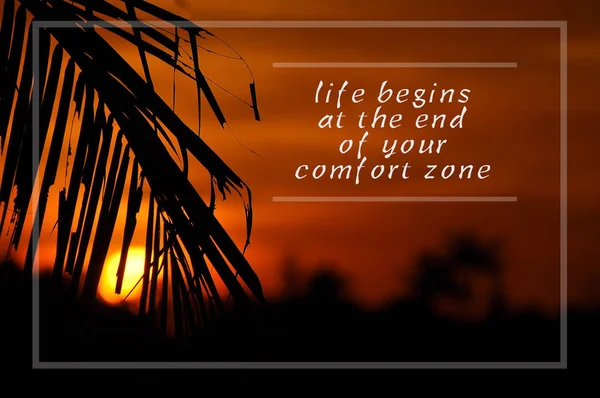 Inspirerende motiverende citaat op silhouet van kokosnoot varenblad aan — Stockfoto