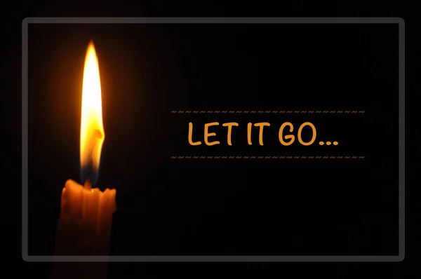 Cita motivadora inspiradora de vela con llama en la espalda oscura —  Fotos de Stock