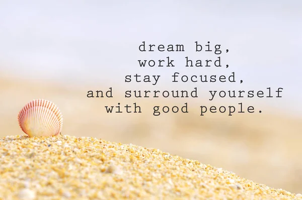 Cita motivadora inspiradora de la almeja de concha en la arena en el — Foto de Stock