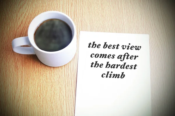 Inspirerende motiverende citaat op papier met zwarte koffie op de — Stockfoto
